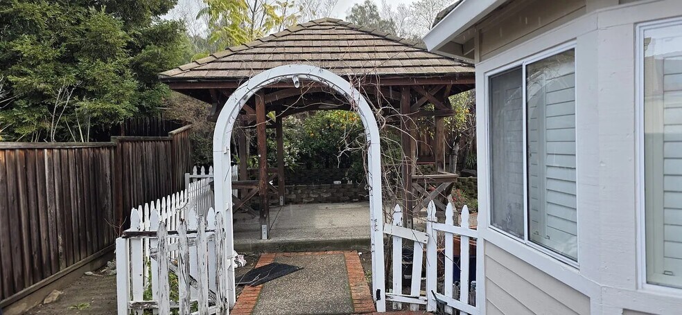 Building Photo - 2345 Pinard St