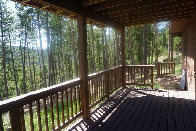 Building Photo - Great House off Brook Forest!