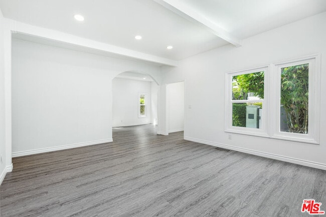 Building Photo - 8718 Rosewood Ave