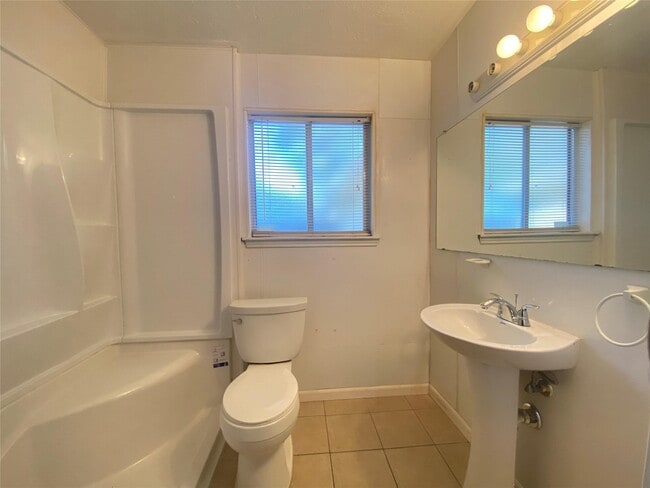 Building Photo - 815 Ramada Dr