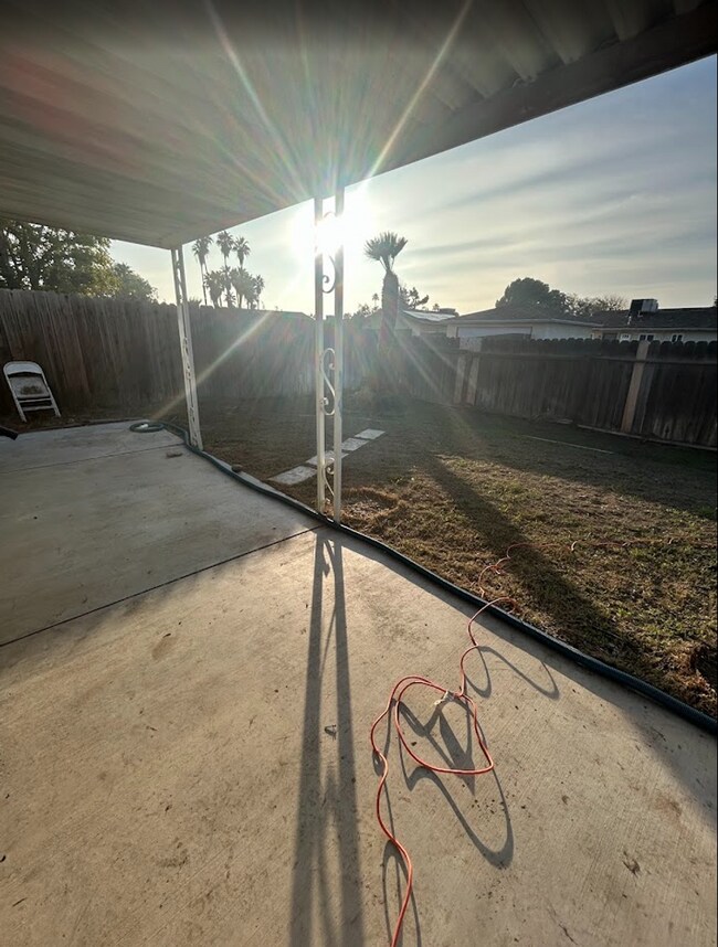 Building Photo - 3 Bed, 2 bath in SW