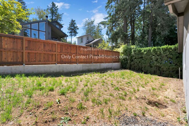 Building Photo - Charming Portland Retreat: Spacious Home w...