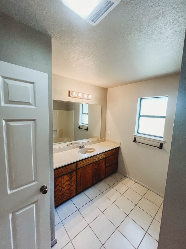 Building Photo - 505 W Bluebonnet Dr