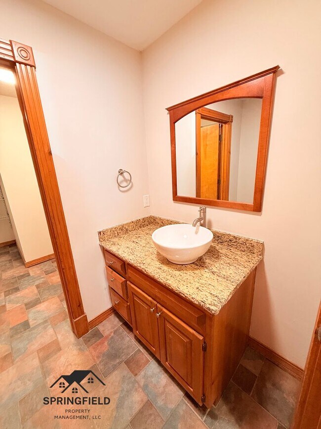 Building Photo - Location-Location, 4 BR / 2 Living Areas in SE Springfield w/ An Amazing Out Door Kitchen - Grill...
