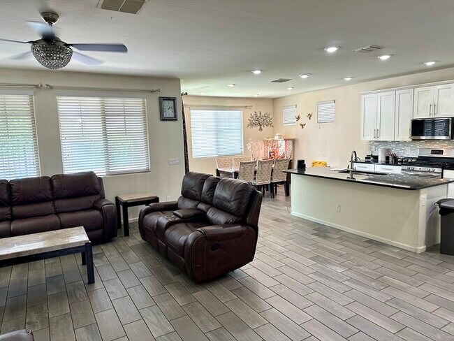 Building Photo - Gorgeous Layton Lakes with pool!