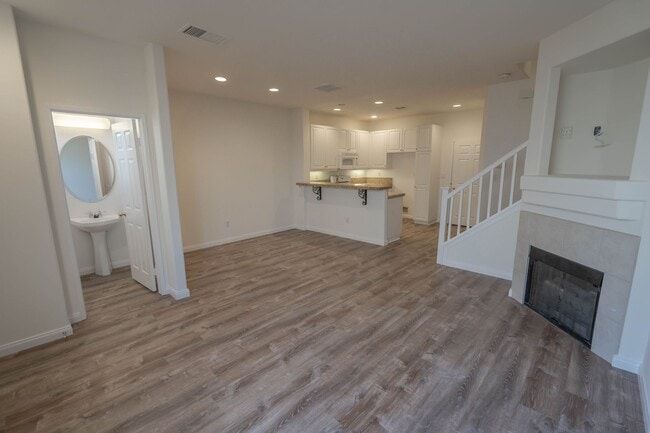 Building Photo - The Palisades -  3 Bedroom Townhome for Rent in Stevenson Ranch!