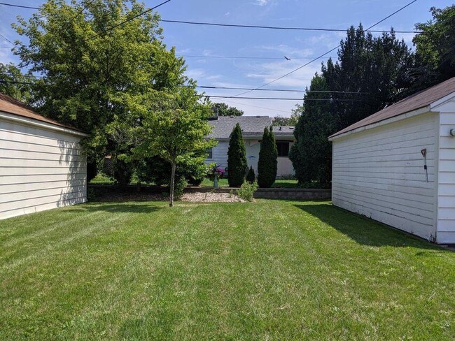 Building Photo - 554 Robertson St