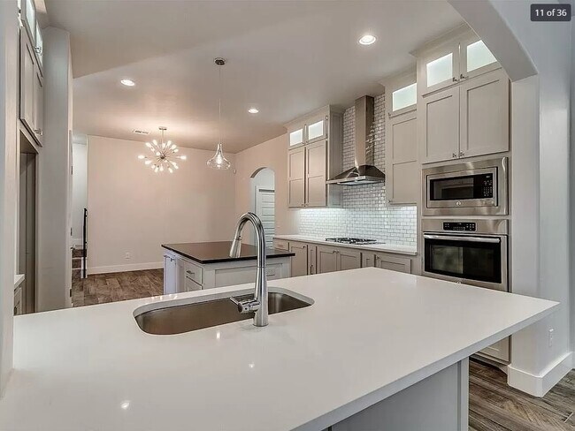 Building Photo - 2605 NE 14th St