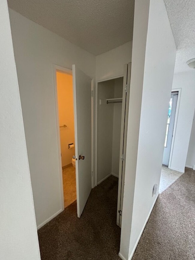 Building Photo - Updated 2 bd/3ba Townhome in Lakewood
