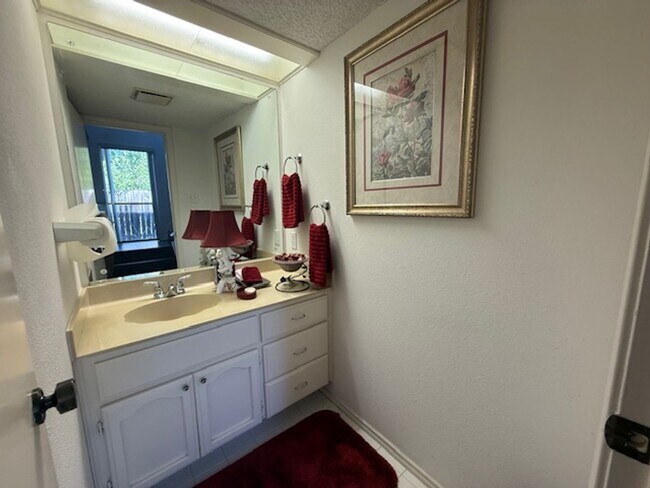 Building Photo - Prestigious Gated Living in Mission Trace-...