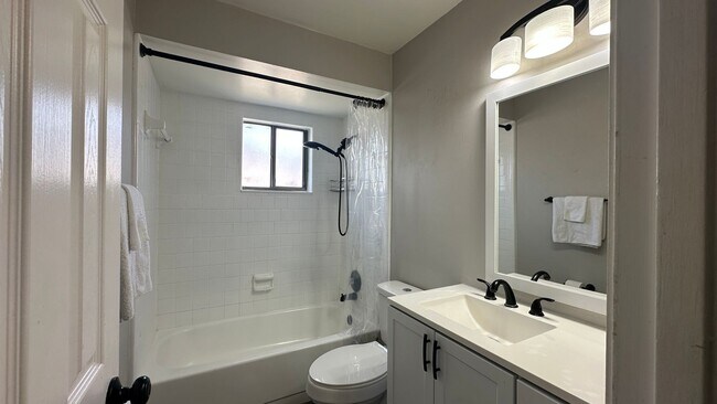 Building Photo - 1000 Huntington Ct