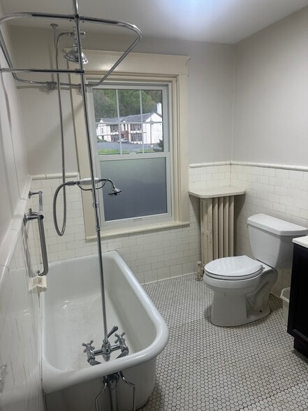 Building Photo - 700 Carsonia Ave