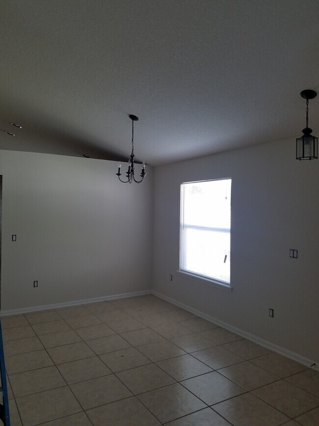 Building Photo - Move-In Ready!