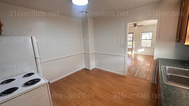 Building Photo - $1175 - 3 bed 1 bath - Single Family Home