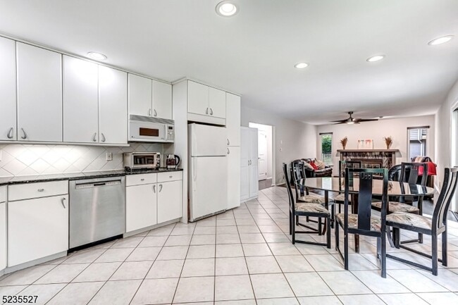 Building Photo - 33 Highmount Ave