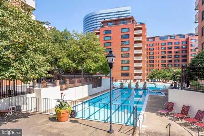 Building Photo - 1011 Arlington Blvd