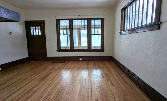 Building Photo - 457 W Southern Ave