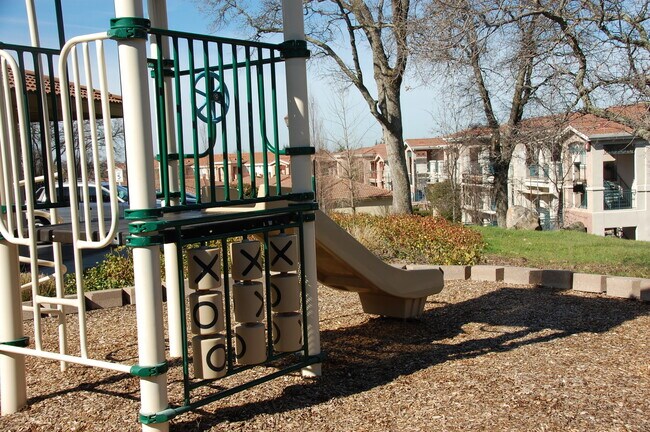Building Photo - Great Condo in Roseville