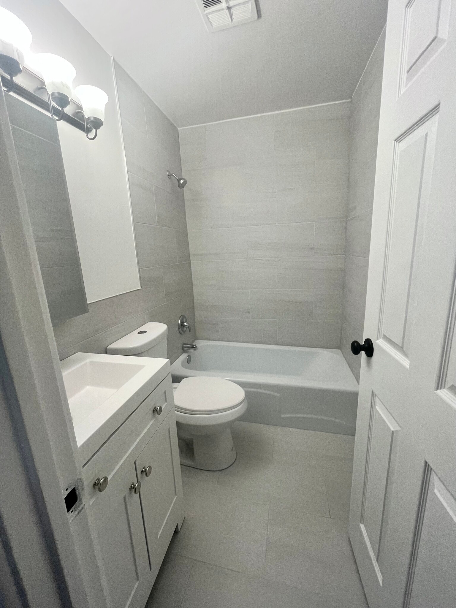 Building Photo - 3815 N Pine Grove Ave