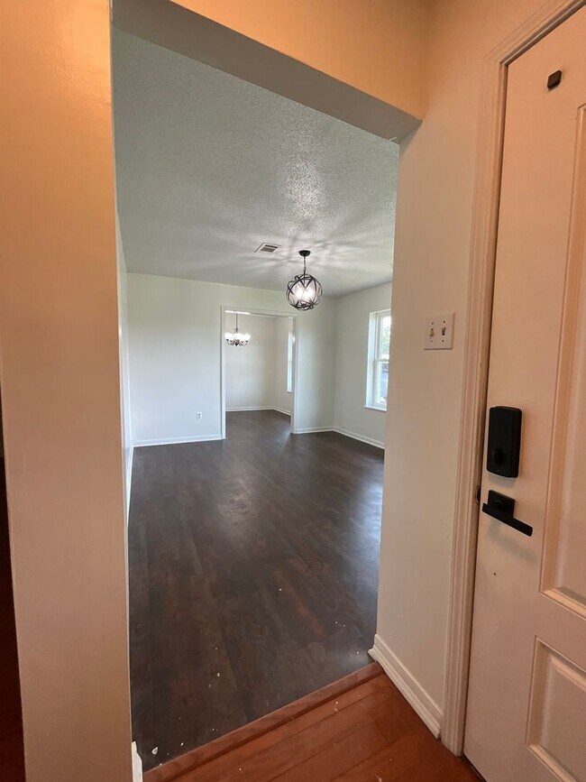 Building Photo - 1018 Meadow Brook Street