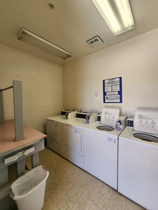 Building Photo - Spacious 1 Bed, 1 Bath Apartment with Priv...