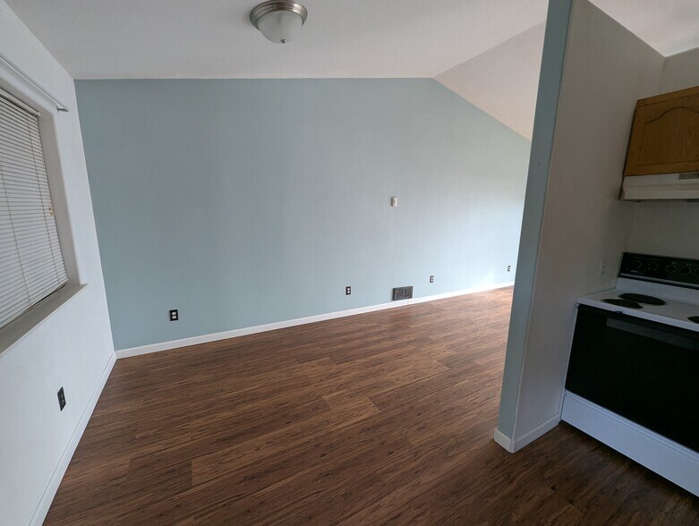 Building Photo - 909 Madrona Ave