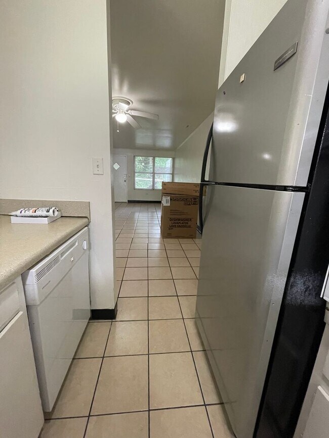 Building Photo - Spacious 2BR/1BA apartment off South Milledge Ave!