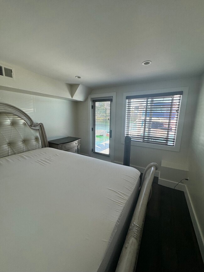 Building Photo - 686 Port Dr