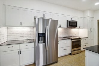 Building Photo - Spacious townhouse for rent! CPS & WATER INCLUDED WITH RENT !