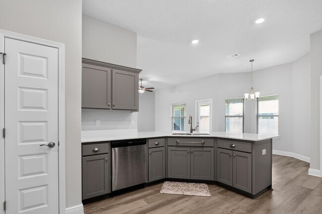 Building Photo - 5823 Crestlake Dr