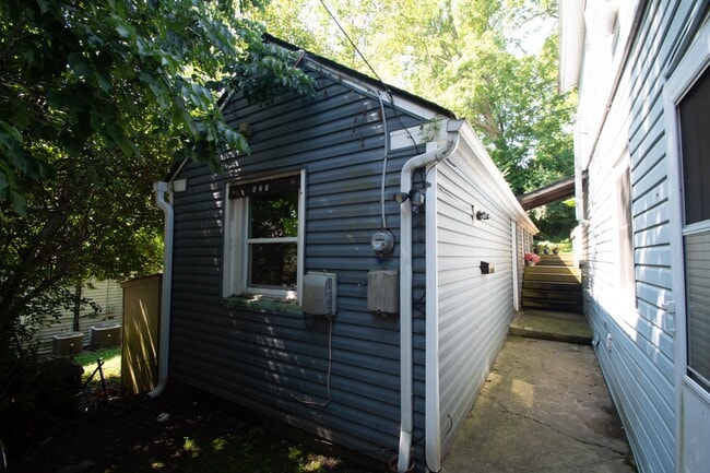 Building Photo - 421 W Main St