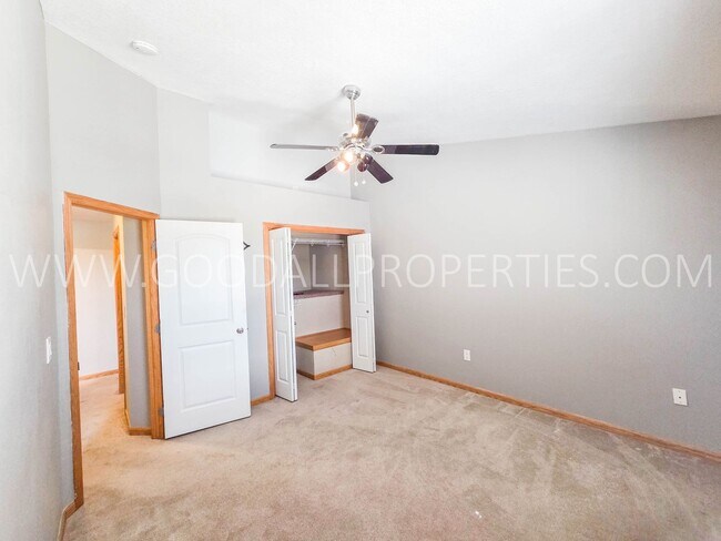 Building Photo - Beautiful 2 Bed, 2 Bath Townhome with 2-Car Garage in Ankeny!