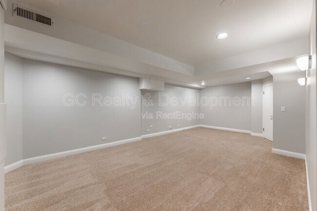 Building Photo - 5424 S Ellis Ave
