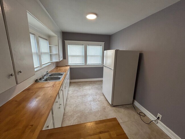 Building Photo - Palmetto unit for rent near local marinas,...