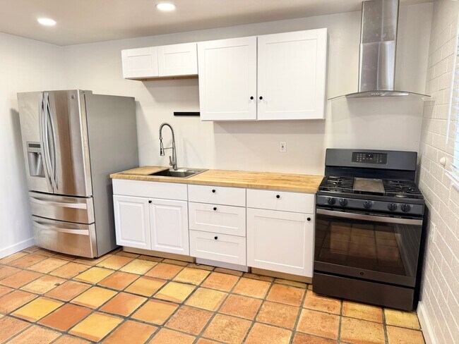 Building Photo - Fantastic 3 Bedroom/2 Bath Single Level Ho...