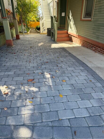 Building Photo - 96 Munroe St