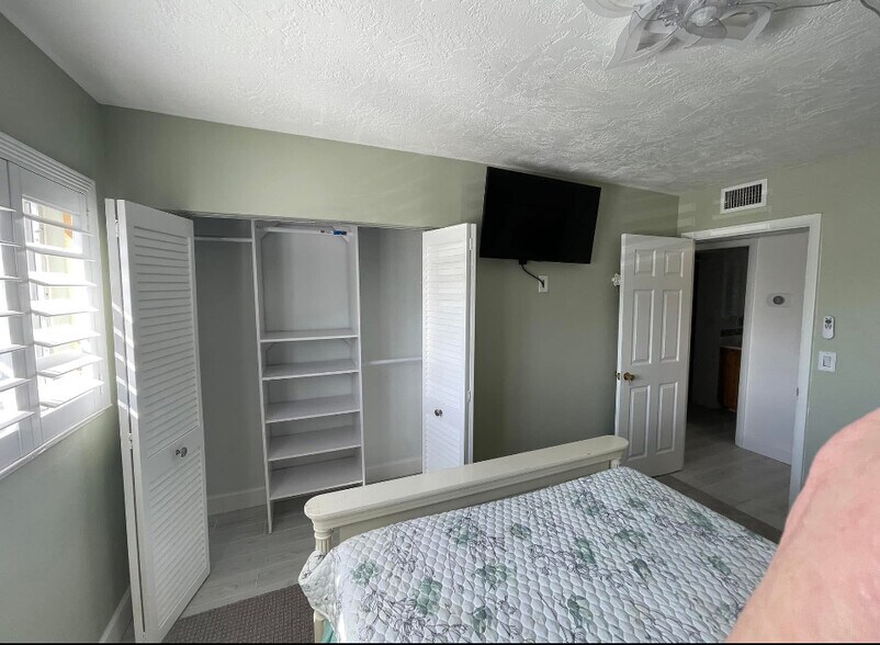Building Photo - 223 Columbia Dr