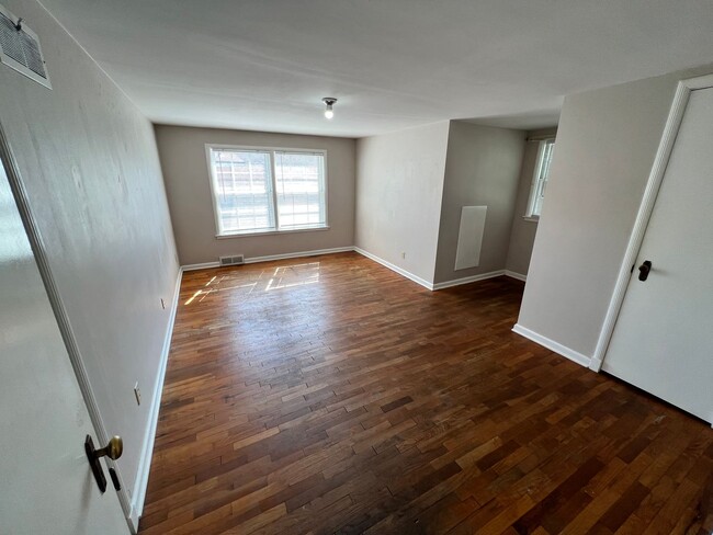 Building Photo - Beautiful 5 Bed plus Bonus Room, 1 block f...