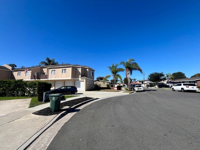 Building Photo - 702 Jay Cir