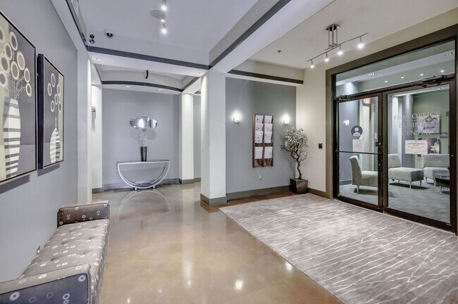 Building Photo - Awesome 1BE/1BA Condo in the heart of West End!