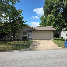 Building Photo - 2 Bed / 2 Bath / 2-Car Garage Duplex in a Great Nixa Neighborhood!