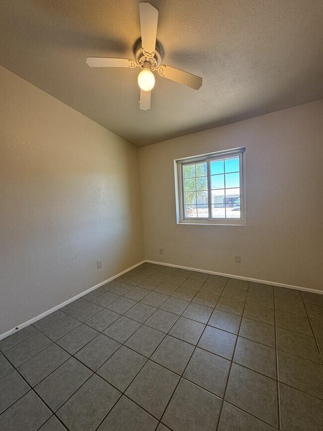 Building Photo - 1205 E Cottonwood Dr