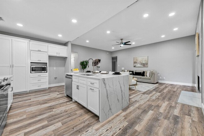 Building Photo - 303 Riva Ridge