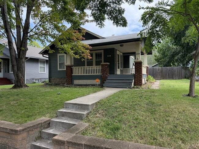 Primary Photo - 3 bedroom 1 bath near downtown