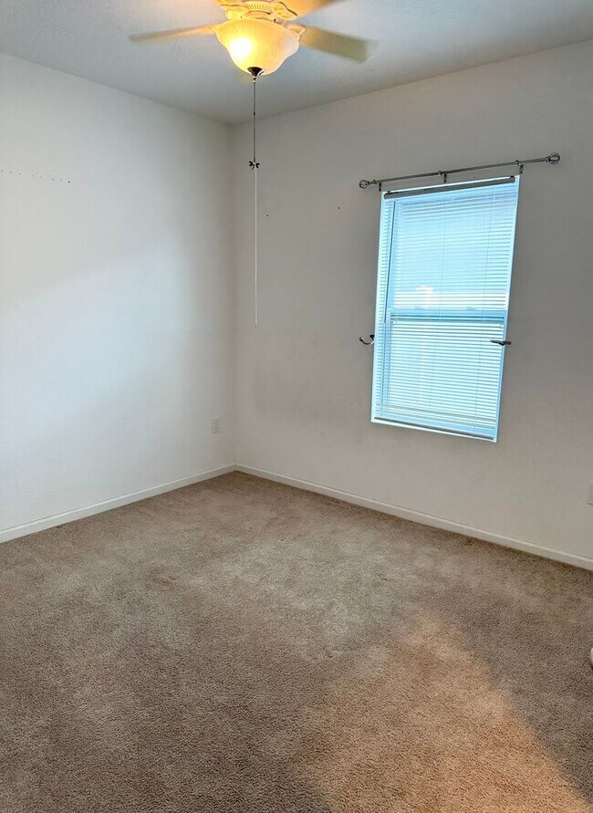 Building Photo - Private Back Yard! - 3 Bedroom 2 Bathroom ...