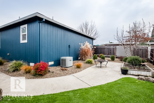 Building Photo - 3 Bedroom + Office in Central Point!