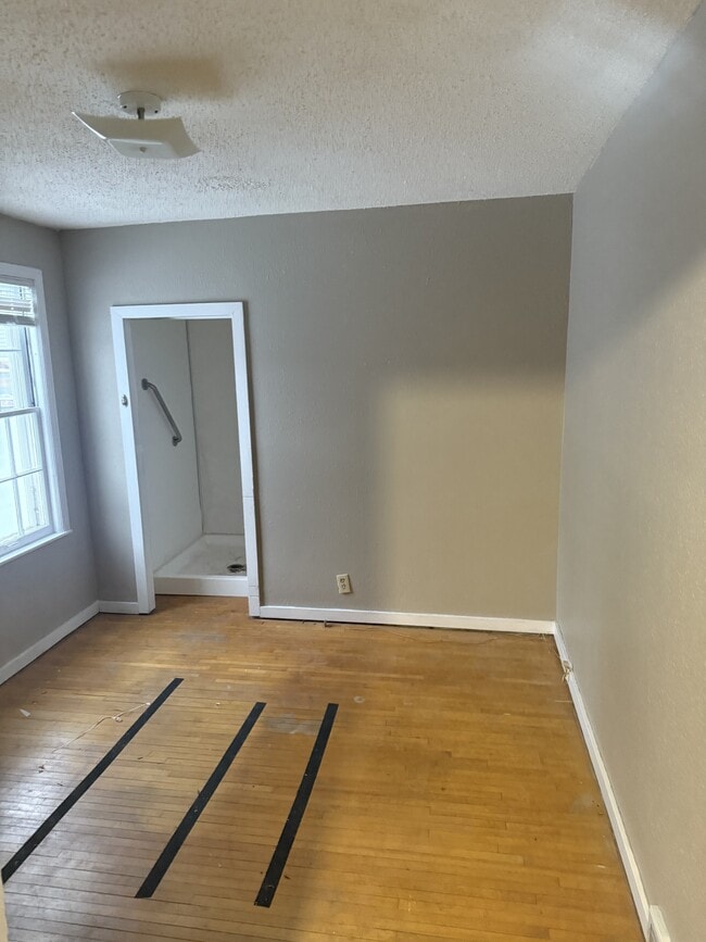 Building Photo - 612 W Laurel St