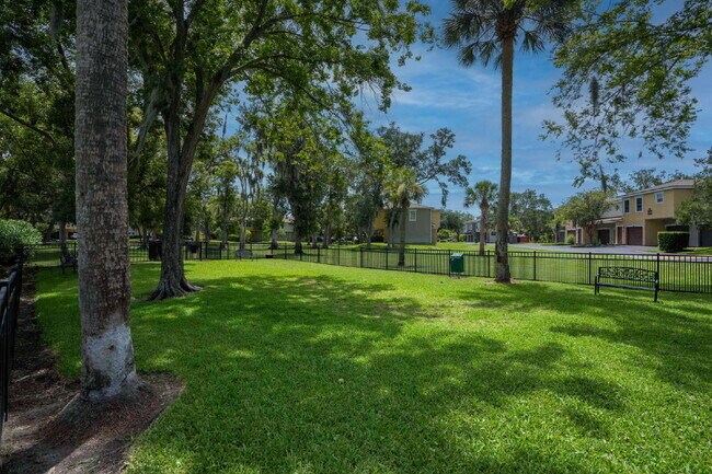 Building Photo - Las Palmas One-Bedroom townhouse with garage