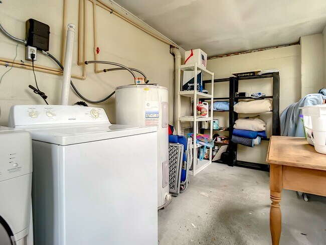 Building Photo - Charming Carriage House