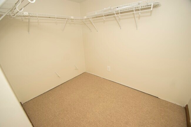 Building Photo - 6228 Sawmill Woods Dr